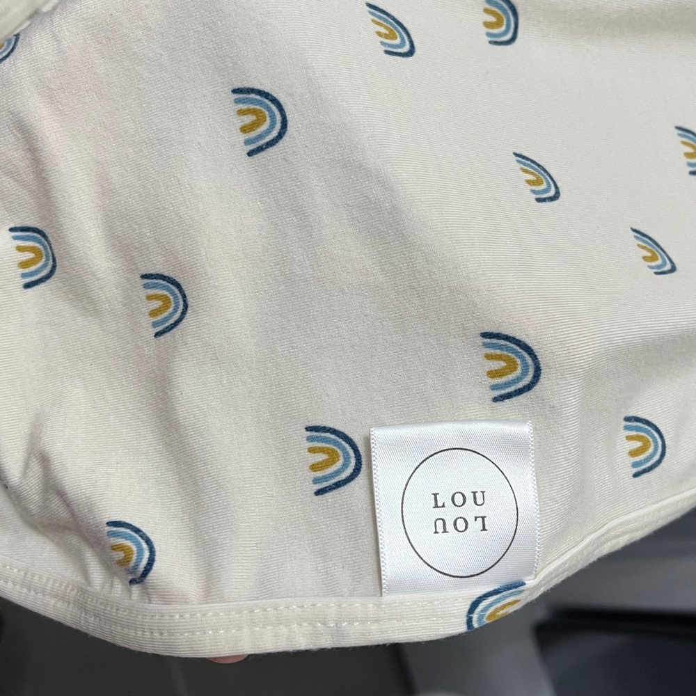 Lou Lou & Co Ezra Swaddle Blanket
Cream with blue Rainbows
Soft stretchy - Picture 5 of 6